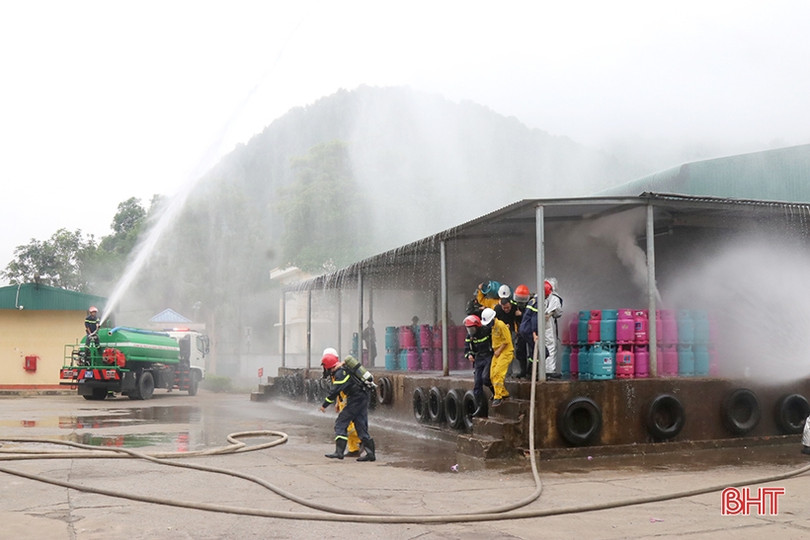 Diễn tập tình huống rò rỉ khí gas gây hỏa hoạn ở Nghi Xuân