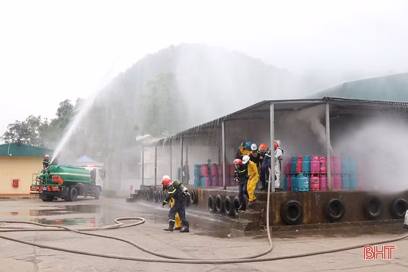 Diễn tập tình huống rò rỉ khí gas gây hỏa hoạn ở Nghi Xuân