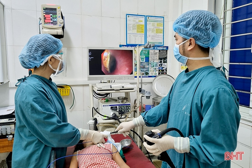 Gắp đồng xu trong thực quản bé gái 60 tháng tuổi ở Hà Tĩnh