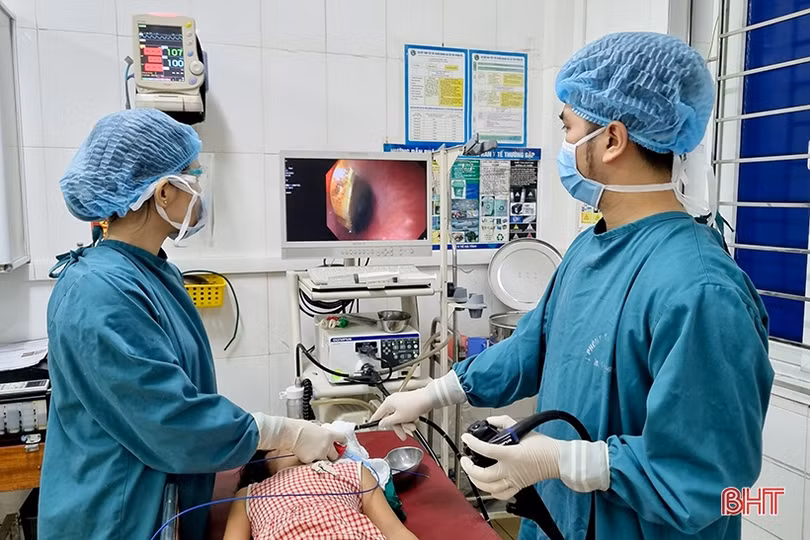Gắp đồng xu trong thực quản bé gái 60 tháng tuổi ở Hà Tĩnh