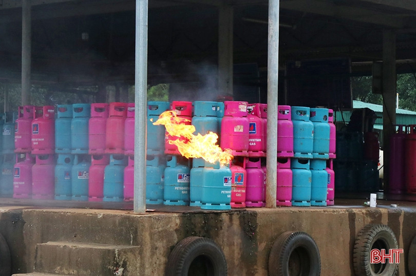 Diễn tập tình huống rò rỉ khí gas gây hỏa hoạn ở Nghi Xuân