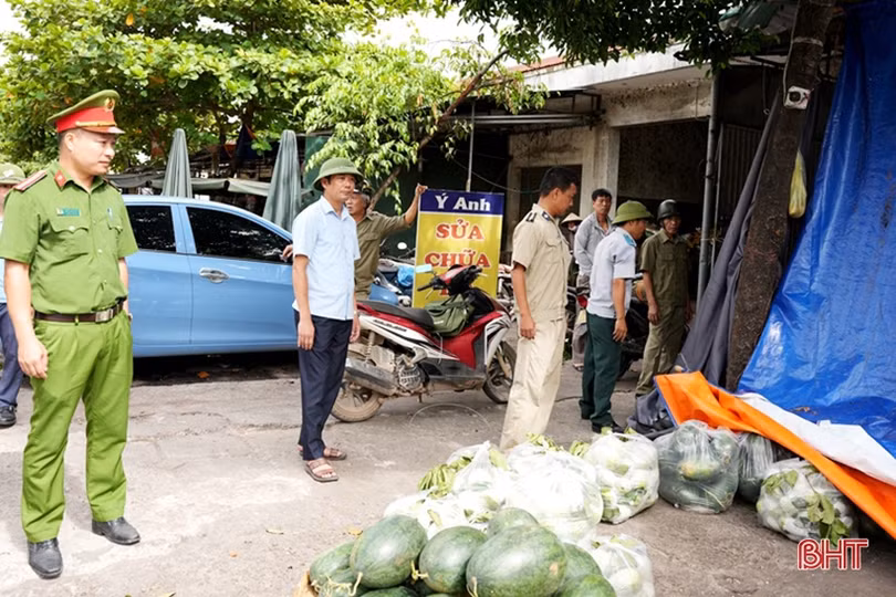 Tháo dỡ nhiều công trình, biển hiệu vi phạm trật tự đô thị tại TP Hà Tĩnh
