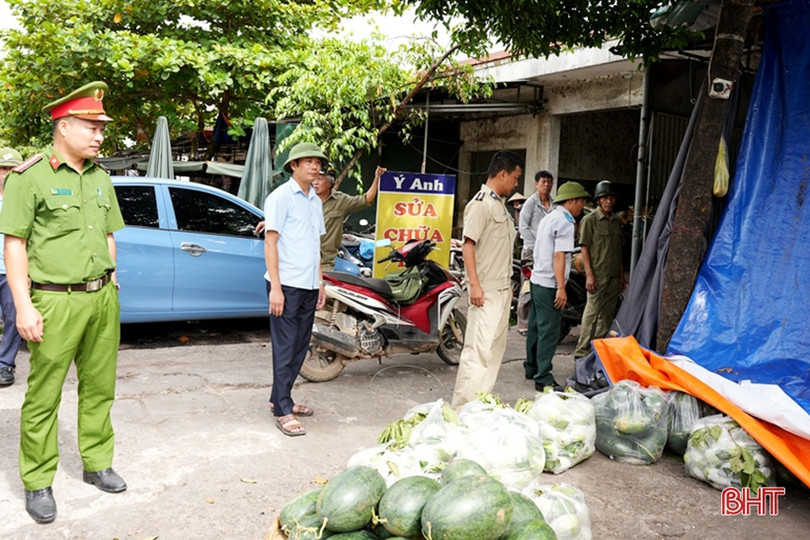 Tháo dỡ nhiều công trình, biển hiệu vi phạm trật tự đô thị tại TP Hà Tĩnh