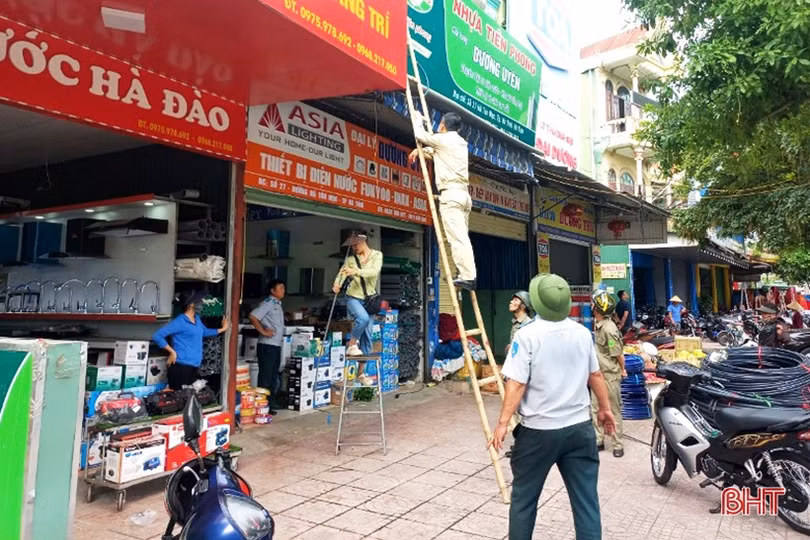 Tháo dỡ nhiều công trình, biển hiệu vi phạm trật tự đô thị tại TP Hà Tĩnh