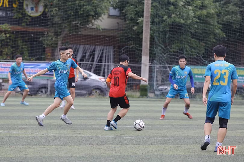 Khởi tranh Giải Bóng đá nam khối các cơ quan và doanh nghiệp Hà Tĩnh