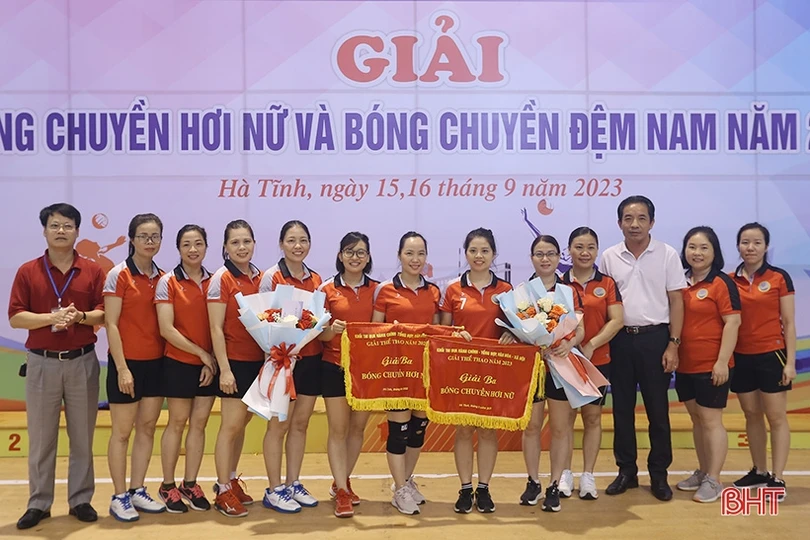 Trao thưởng Giải Bóng chuyền khối Hành chính - tổng hợp, văn hóa - xã hội