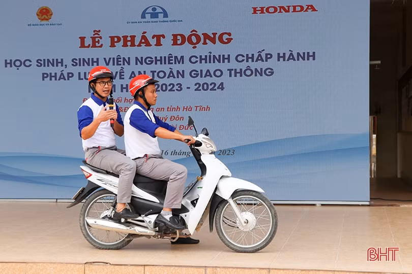 Giáo viên, học sinh Hà Tĩnh hưởng ứng phát động chấp hành pháp luật về ATGT