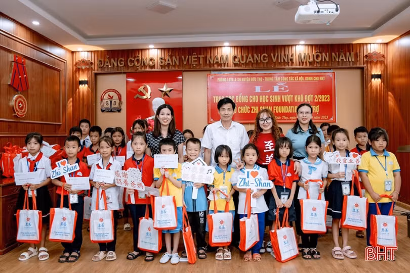 Trao học bổng cho 383 học sinh gặp hoàn cảnh khó khăn