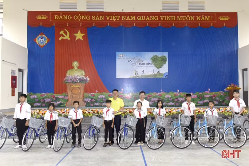 Trao 150 suất quà cho học sinh gặp hoàn cảnh khó khăn ở TX Hồng Lĩnh