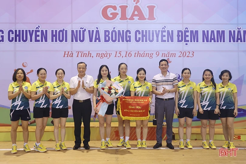 Trao thưởng Giải Bóng chuyền khối Hành chính - tổng hợp, văn hóa - xã hội