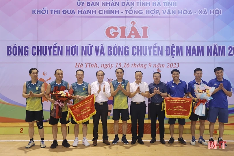 Trao thưởng Giải Bóng chuyền khối Hành chính - tổng hợp, văn hóa - xã hội