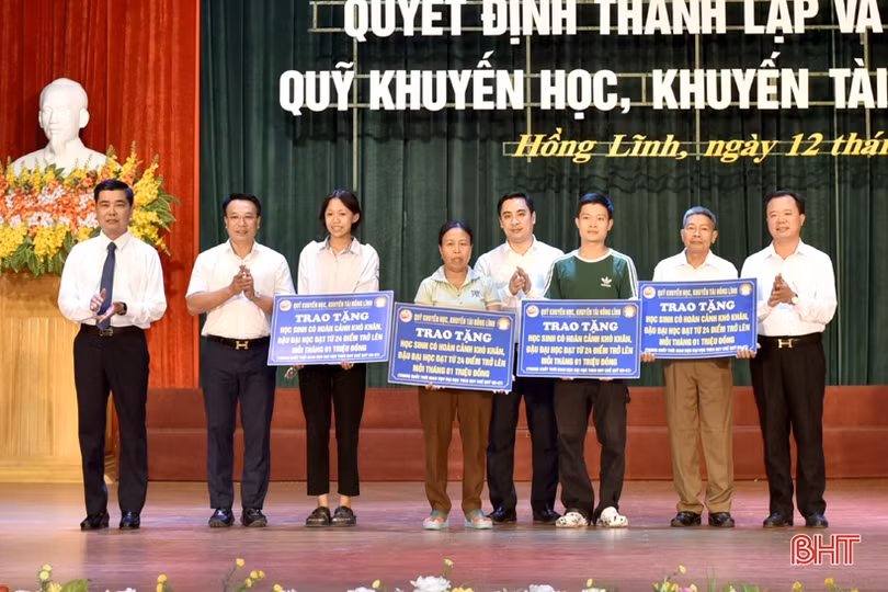 Gần 1 tỷ đồng ủng hộ Quỹ Khuyến học, khuyến tài Hồng Lĩnh