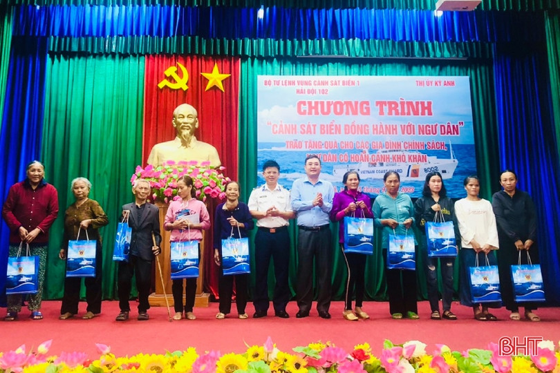 Cảnh sát biển đồng hành cùng ngư dân thị xã Kỳ Anh