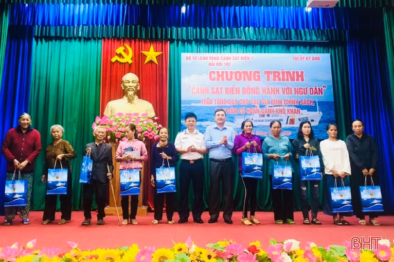 Cảnh sát biển đồng hành cùng ngư dân thị xã Kỳ Anh