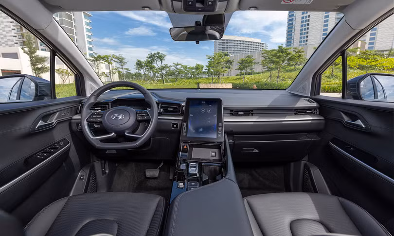 Hyundai ra mắt Custin giá 850-999 triệu đồng