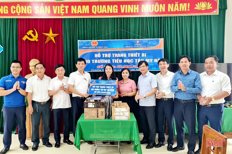 Công ty Xăng dầu Hà Tĩnh hỗ trợ thiết bị cho các trường học ở Hương Sơn