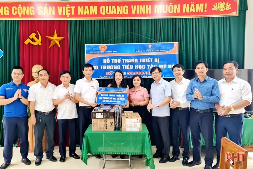 Công ty Xăng dầu Hà Tĩnh hỗ trợ thiết bị cho các trường học ở Hương Sơn