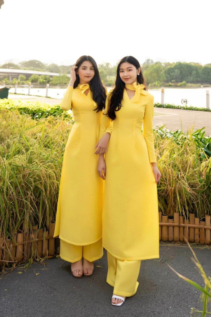 Thời trang đồng điệu của hai con gái Quyền Linh