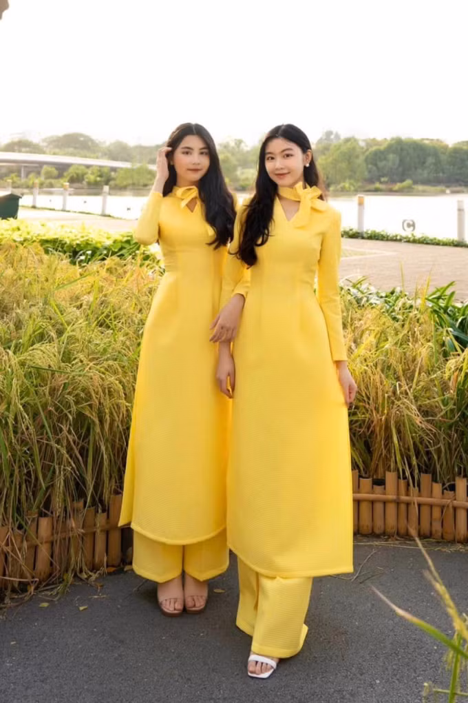Thời trang đồng điệu của hai con gái Quyền Linh