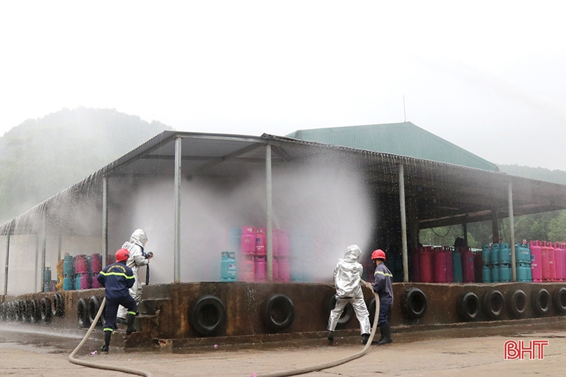 Diễn tập tình huống rò rỉ khí gas gây hỏa hoạn ở Nghi Xuân