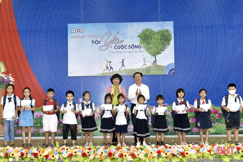 Trao 150 suất quà cho học sinh gặp hoàn cảnh khó khăn ở TX Hồng Lĩnh