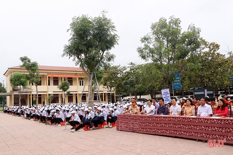Giáo viên, học sinh Hà Tĩnh hưởng ứng phát động chấp hành pháp luật về ATGT