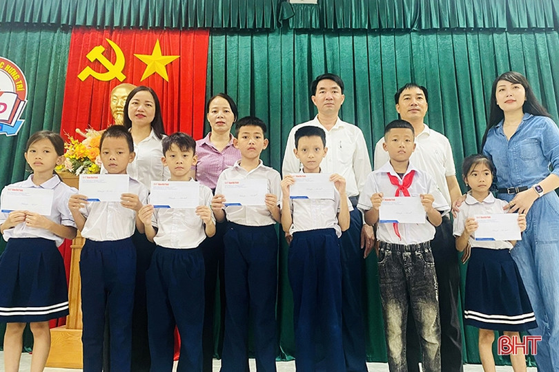 Báo Hà Tĩnh trao 20 suất quà cho học sinh có hoàn cảnh khó khăn