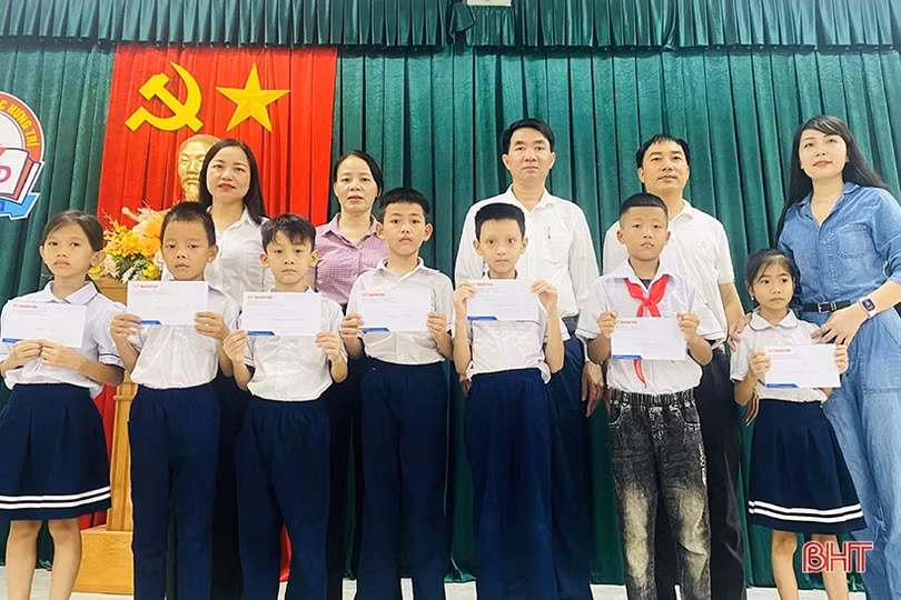 Báo Hà Tĩnh trao 20 suất quà cho học sinh có hoàn cảnh khó khăn