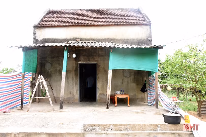 MS 2318: Bé trai khóc cạn nước mắt khi lần lượt đội tang cha mẹ chỉ trong 10 ngày