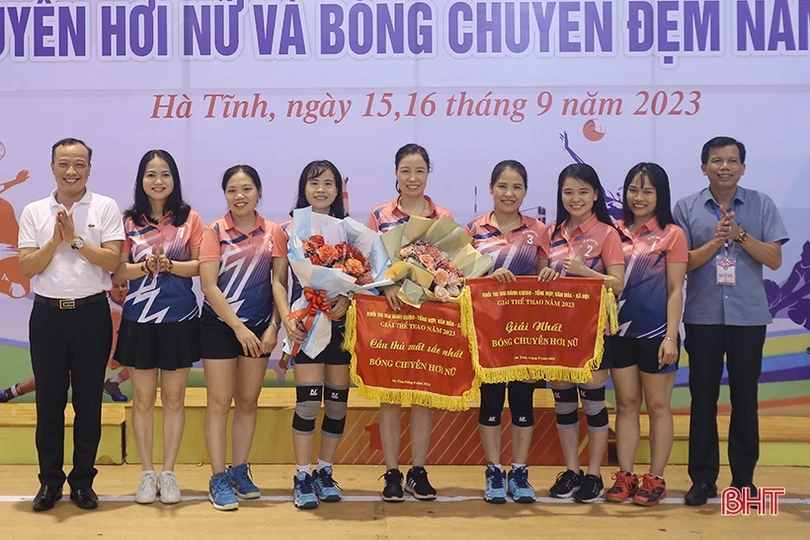 Trao thưởng Giải Bóng chuyền khối Hành chính - tổng hợp, văn hóa - xã hội