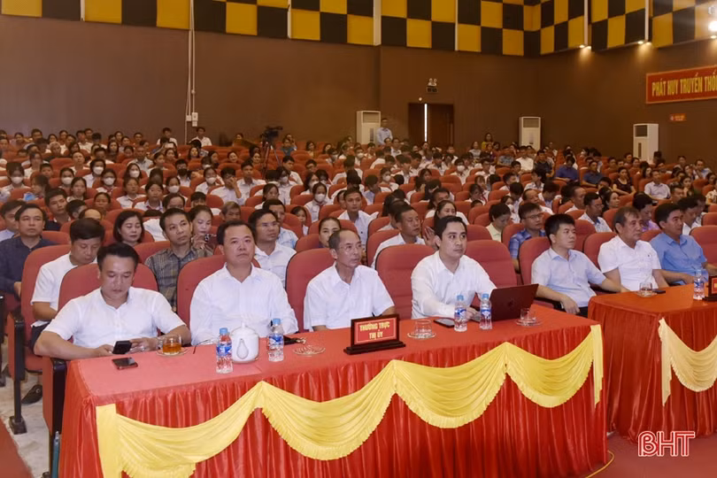 Gần 1 tỷ đồng ủng hộ Quỹ Khuyến học, khuyến tài Hồng Lĩnh