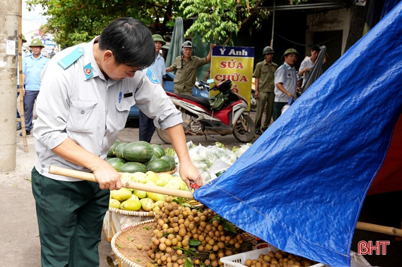 Tháo dỡ nhiều công trình, biển hiệu vi phạm trật tự đô thị tại TP Hà Tĩnh