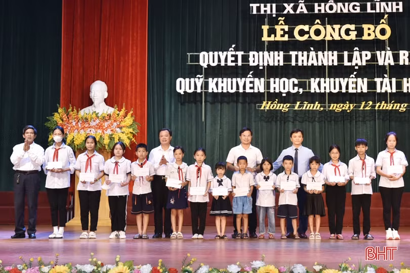 Gần 1 tỷ đồng ủng hộ Quỹ Khuyến học, khuyến tài Hồng Lĩnh