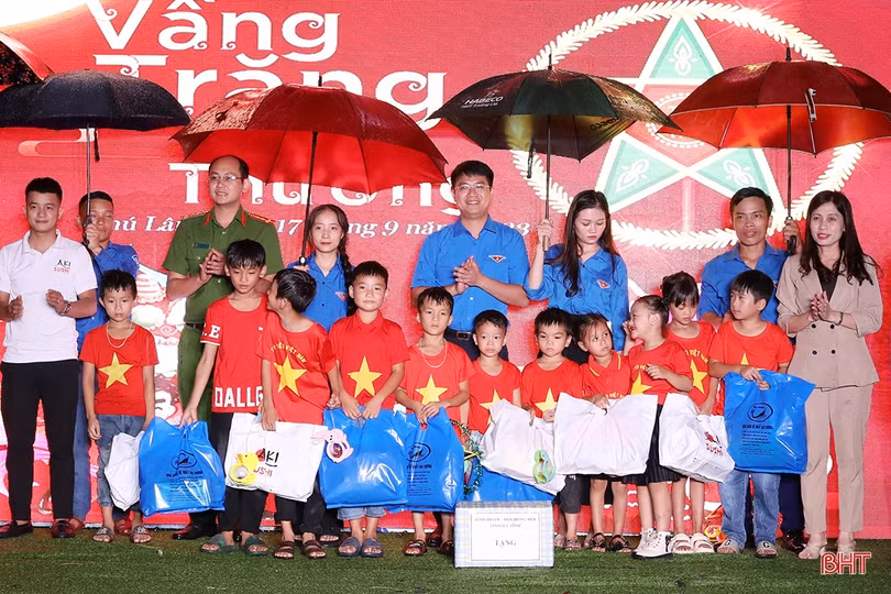 Trung thu đong đầy yêu thương