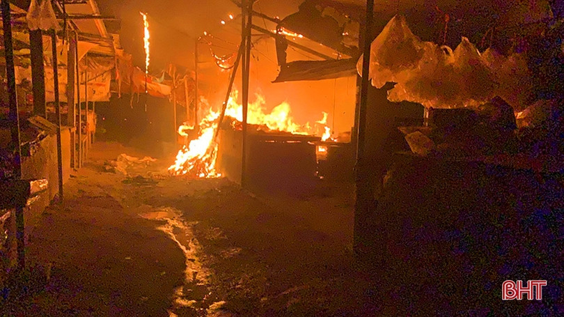 Kịp thời khống chế đám cháy trong đêm ở chợ Cương Gián