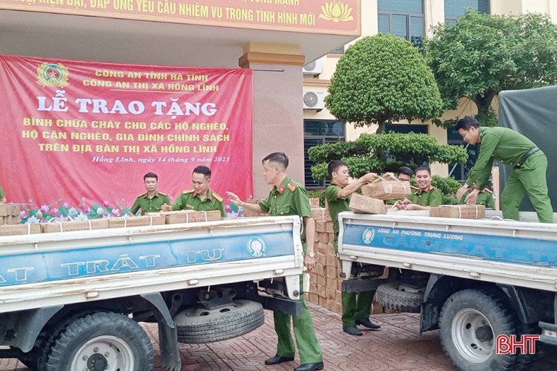 Trao 1.200 bình chữa cháy cho gia đình chính sách, hộ nghèo