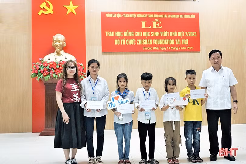 Trao học bổng cho 62 học sinh gặp hoàn cảnh khó khăn ở Hương Khê