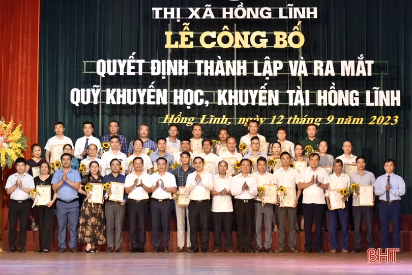 Gần 1 tỷ đồng ủng hộ Quỹ Khuyến học, khuyến tài Hồng Lĩnh