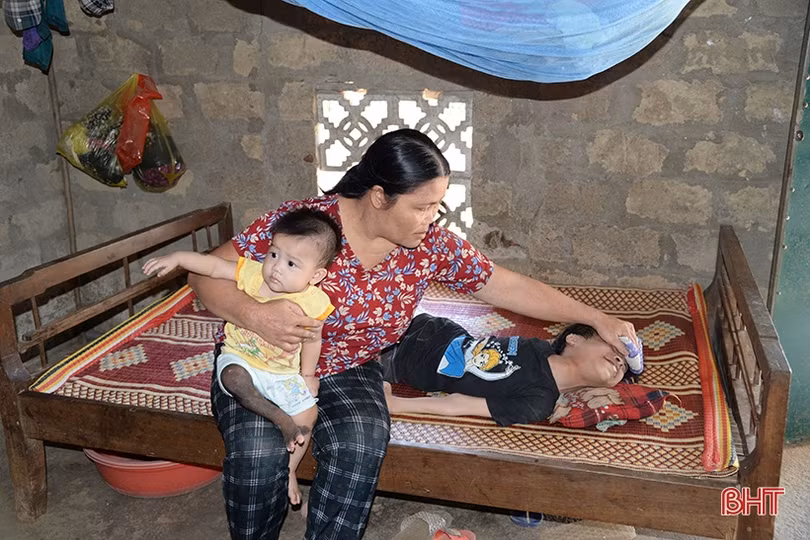 MS 2320: Vợ chồng nghèo bất lực nhìn hai con héo mòn trên giường bệnh