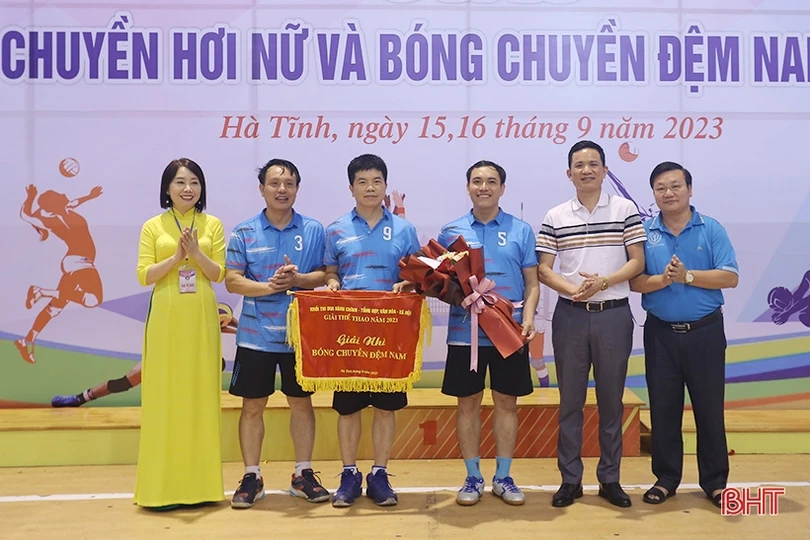 Trao thưởng Giải Bóng chuyền khối Hành chính - tổng hợp, văn hóa - xã hội