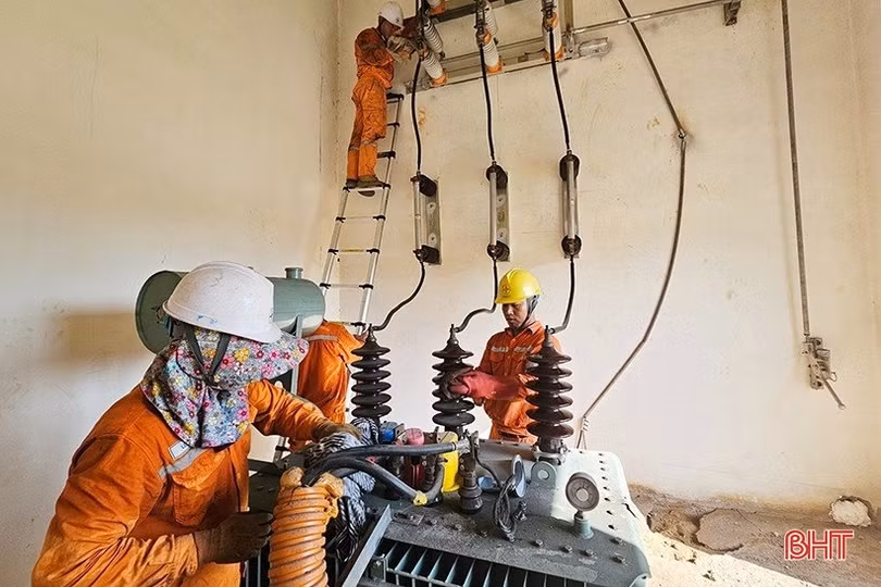Ngành điện Hà Tĩnh triển khai sớm các kịch bản giảm thiểu tối đa thiệt hại do thiên tai