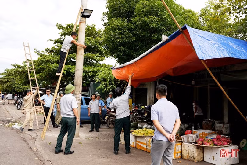 Tháo dỡ nhiều công trình, biển hiệu vi phạm trật tự đô thị tại TP Hà Tĩnh