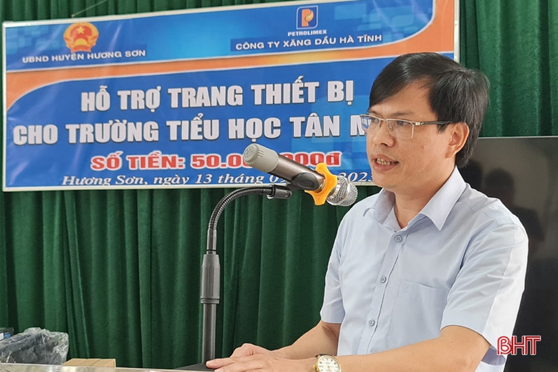Công ty Xăng dầu Hà Tĩnh hỗ trợ thiết bị cho các trường học ở Hương Sơn