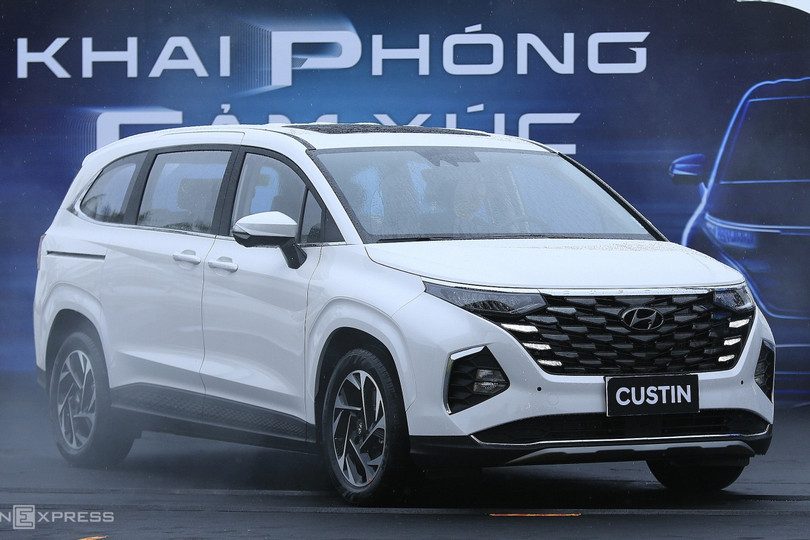 Hyundai ra mắt Custin giá 850-999 triệu đồng