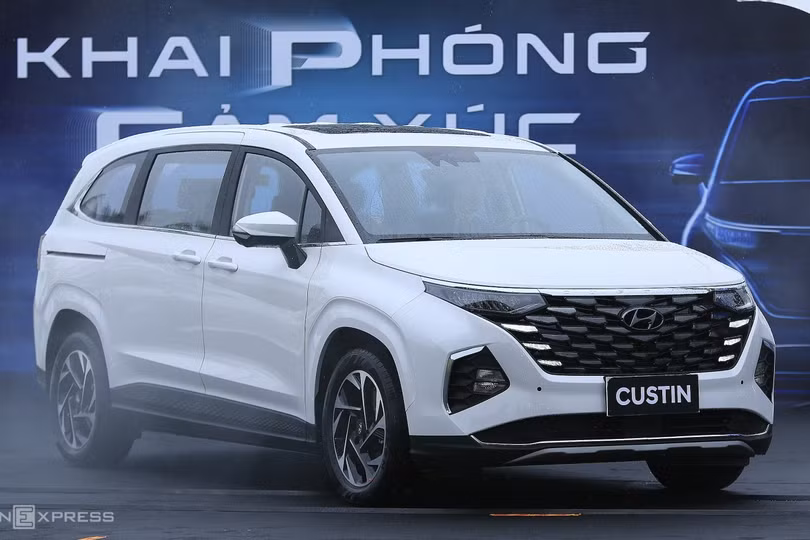 Hyundai ra mắt Custin giá 850-999 triệu đồng