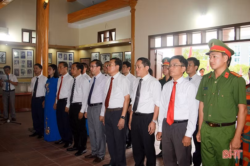 Dâng hương tưởng niệm nhân 93 năm ngày Xô viết Nghệ Tĩnh