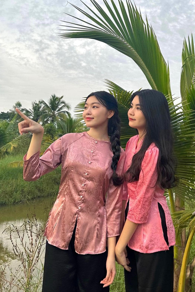 Thời trang đồng điệu của hai con gái Quyền Linh