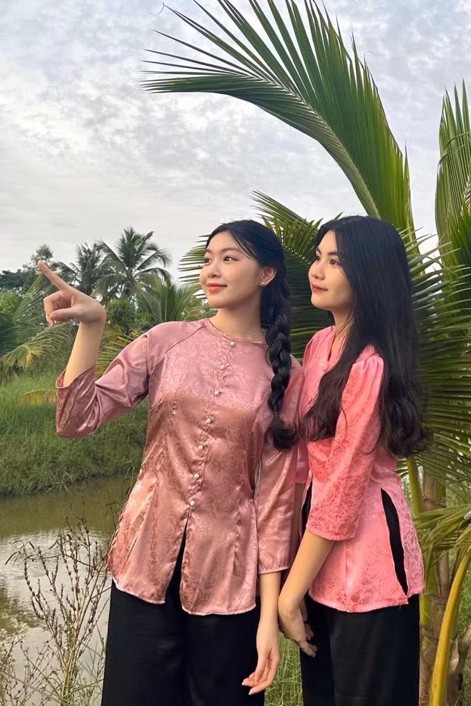 Thời trang đồng điệu của hai con gái Quyền Linh