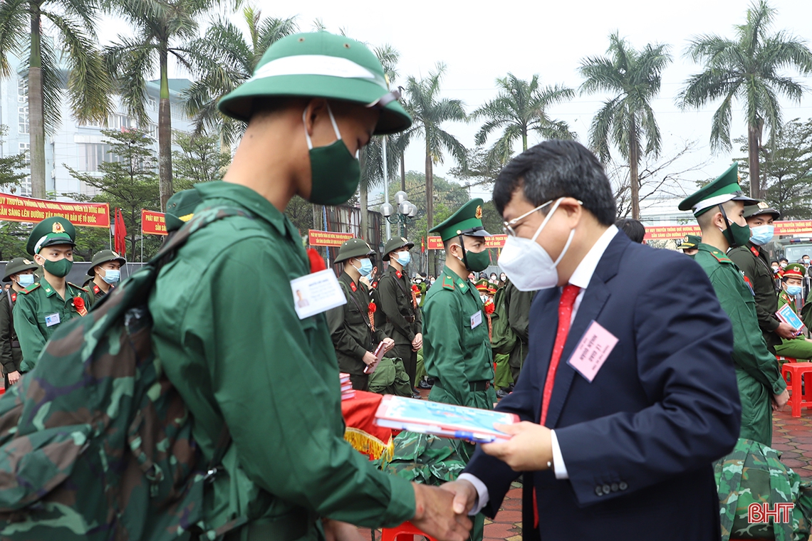 Chủ tịch UBND tỉnh Võ Trọng Hải tiễn thanh niên TP Hà Tĩnh lên đường nhập ngũ