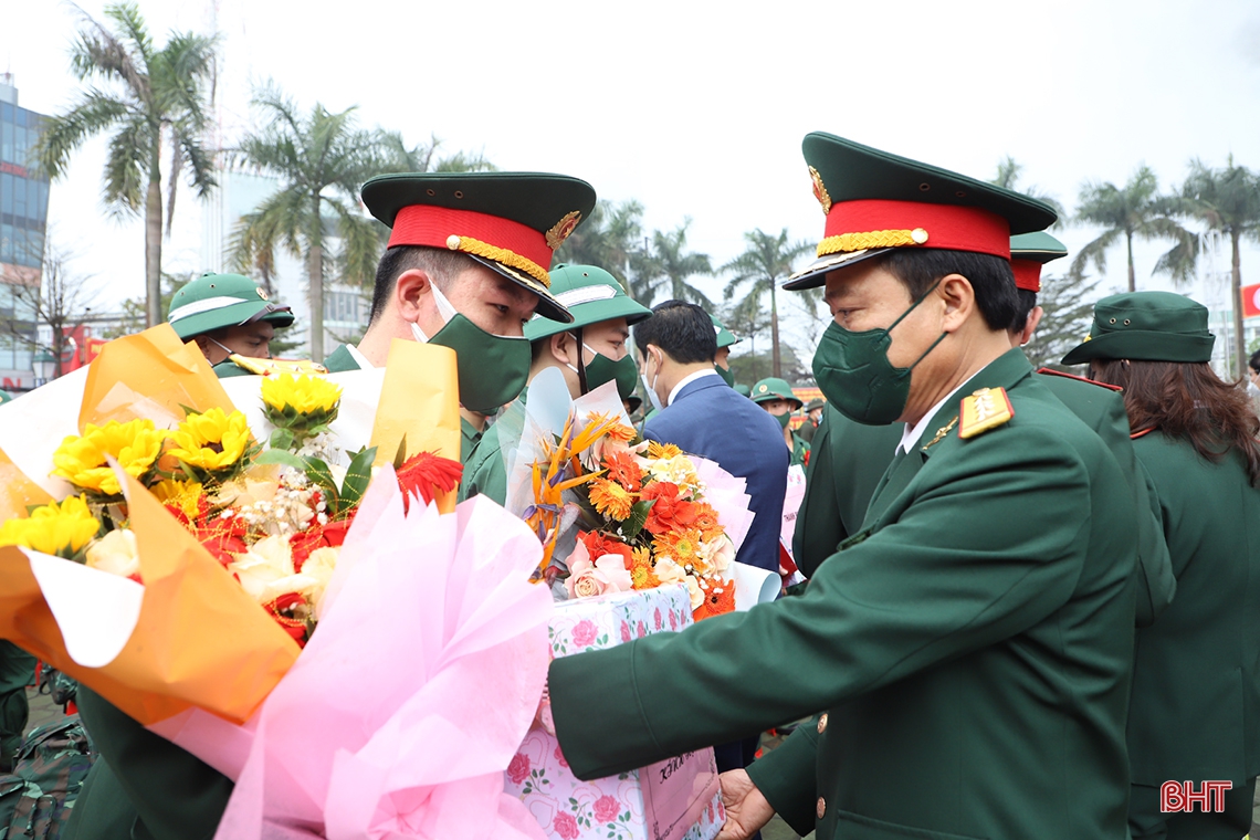 Chủ tịch UBND tỉnh Võ Trọng Hải tiễn thanh niên TP Hà Tĩnh lên đường nhập ngũ